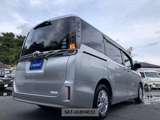 Toyota VOXY 2015-08 7563055-7