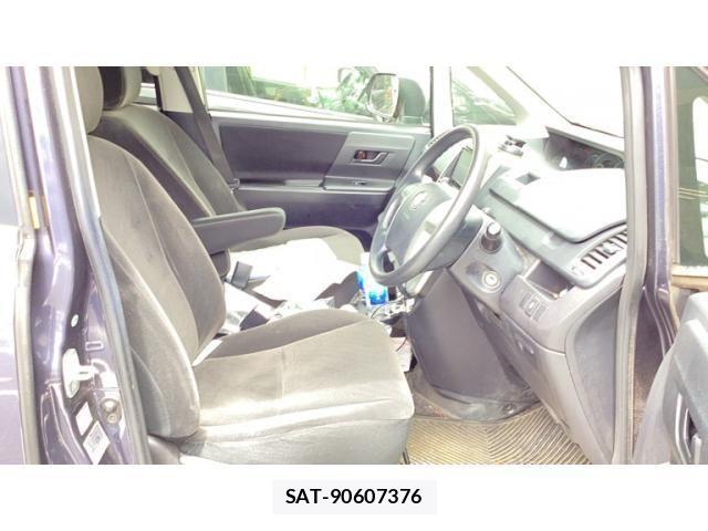 Toyota VOXY 2011-12 7563066-11