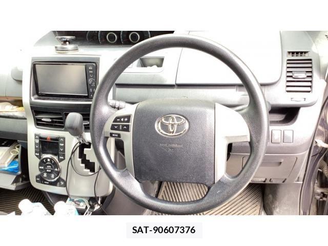 Toyota VOXY 2011-12 7563066-13