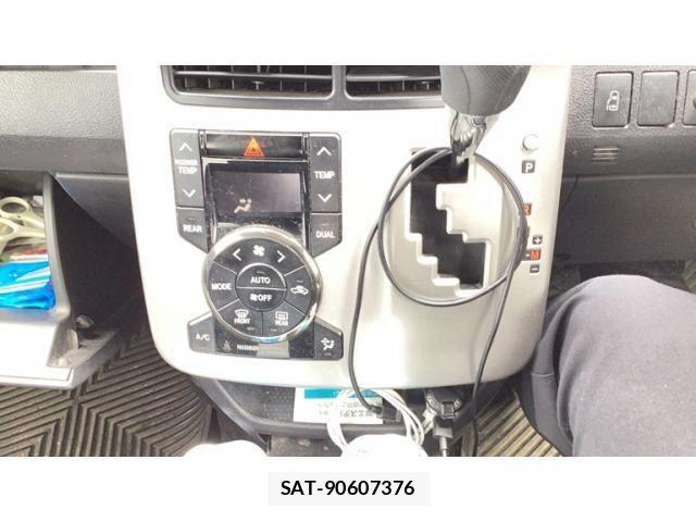 Toyota VOXY 2011-12 7563066-18