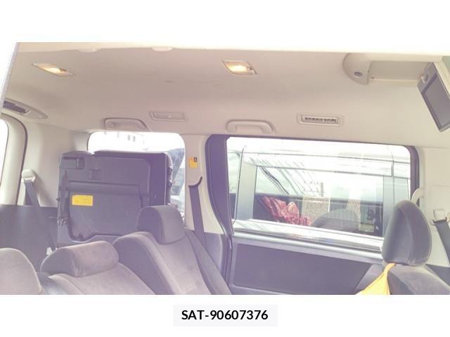 Toyota VOXY 2011-12 7563066-20