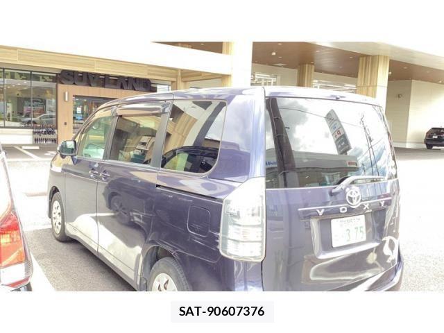Toyota VOXY 2011-12 7563066-2