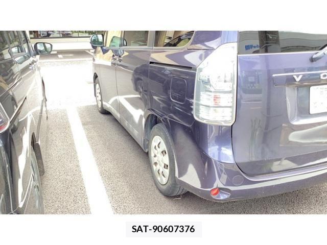 Toyota VOXY 2011-12 7563066-4
