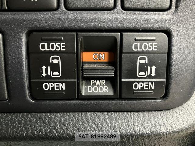 Toyota VOXY 2017-02 7563060-14
