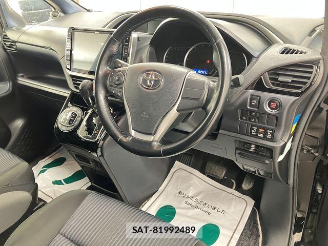 Toyota VOXY 2017-02 7563060-17