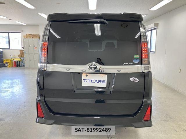 Toyota VOXY 2017-02 7563060-23