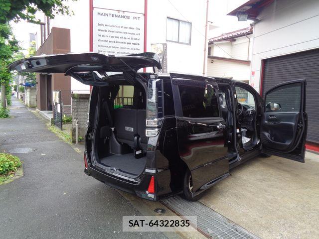Toyota VOXY 2018-07 7621201-10