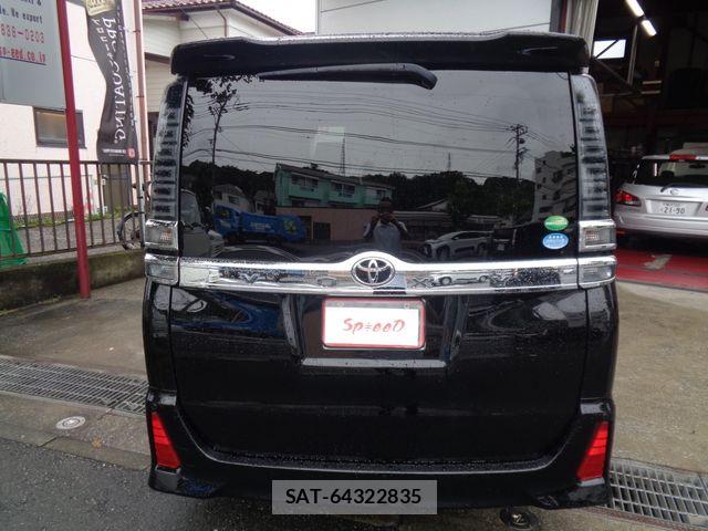 Toyota VOXY 2018-07 7621201-11