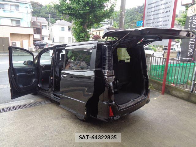 Toyota VOXY 2018-07 7621201-15