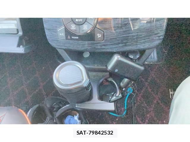 Toyota VOXY 2013-05 7621246-23