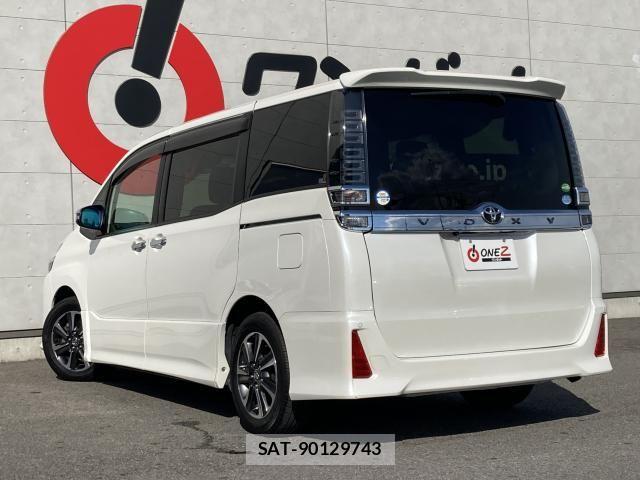 Toyota VOXY 2018-03 7621194-15