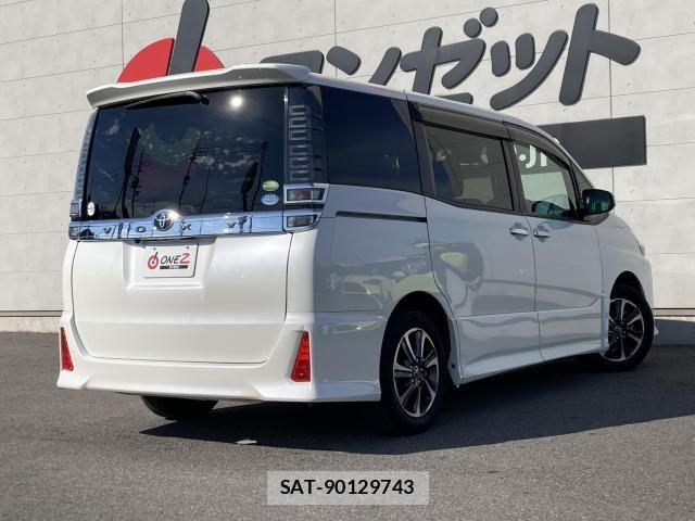 Toyota VOXY 2018-03 7621194-1