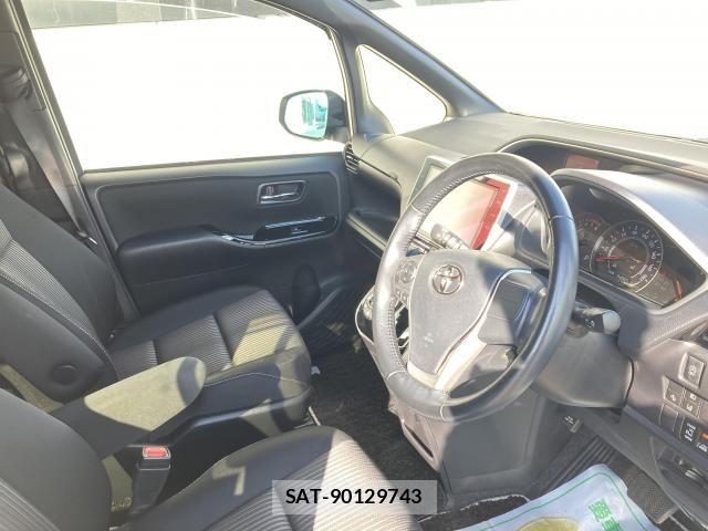 Toyota VOXY 2018-03 7621194-21