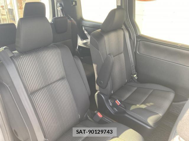 Toyota VOXY 2018-03 7621194-23
