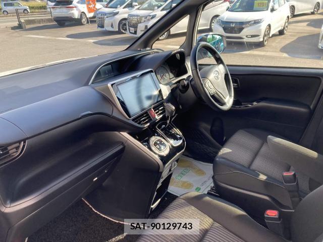Toyota VOXY 2018-03 7621194-25
