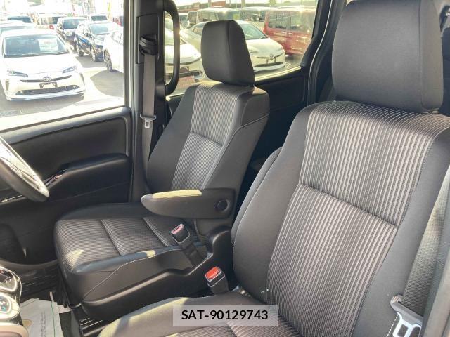Toyota VOXY 2018-03 7621194-26