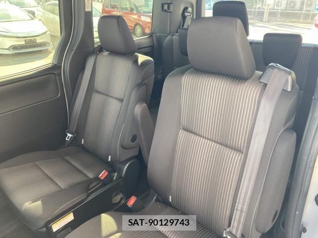 Toyota VOXY 2018-03 7621194-27