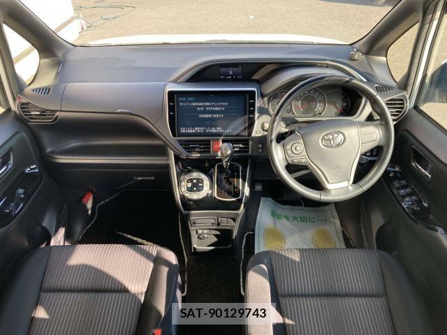 Toyota VOXY 2018-03 7621194-2