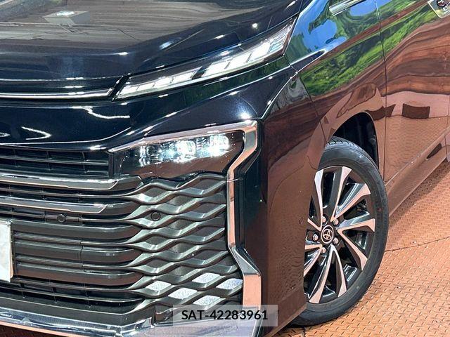 Toyota VOXY 2022-03 7621170-12