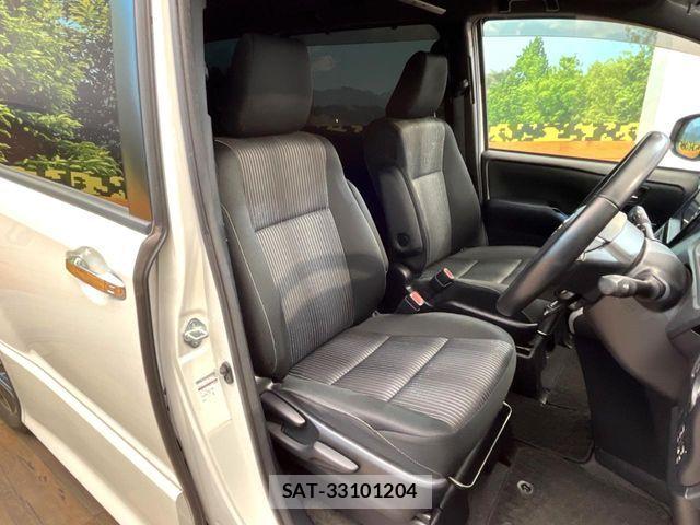 Toyota VOXY 2019-04 7621199-7