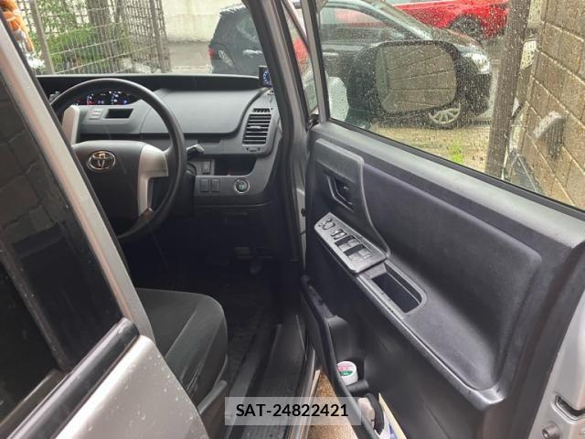 Toyota VOXY 2011-10 7621248-12