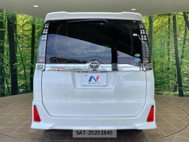 Toyota VOXY 2016-05 7621222-15