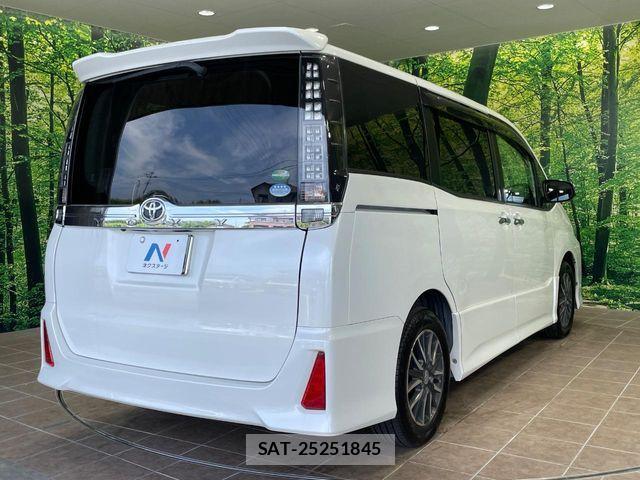 Toyota VOXY 2016-05 7621222-17
