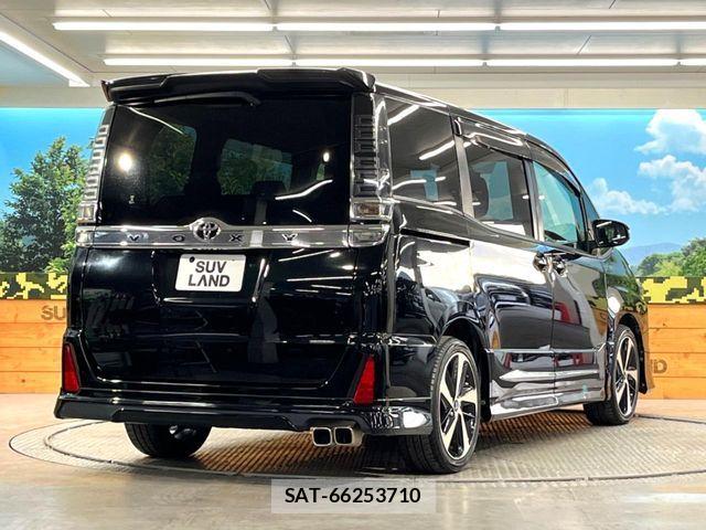 Toyota VOXY 2017-07 7621210-16