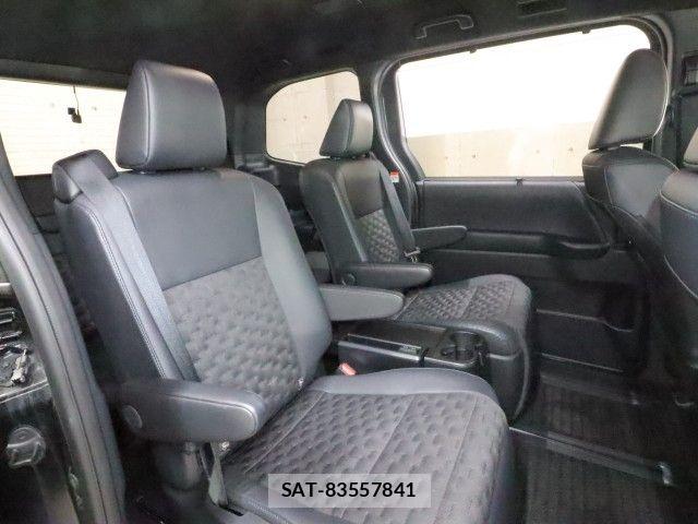 Toyota VOXY 2022-08 7621172-4