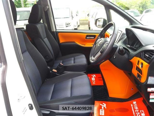 Toyota VOXY 2014-07 7621229-16