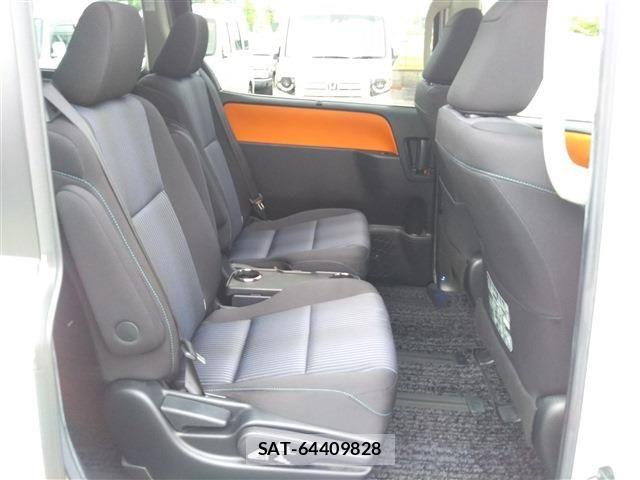 Toyota VOXY 2014-07 7621229-23