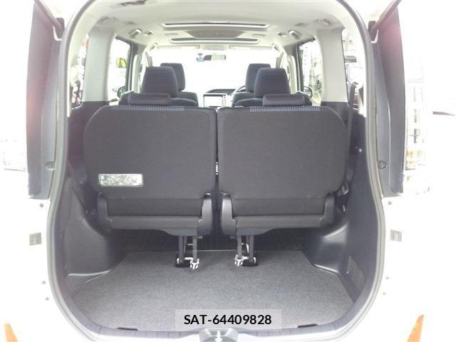 Toyota VOXY 2014-07 7621229-24