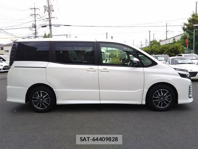 Toyota VOXY 2014-07 7621229-2
