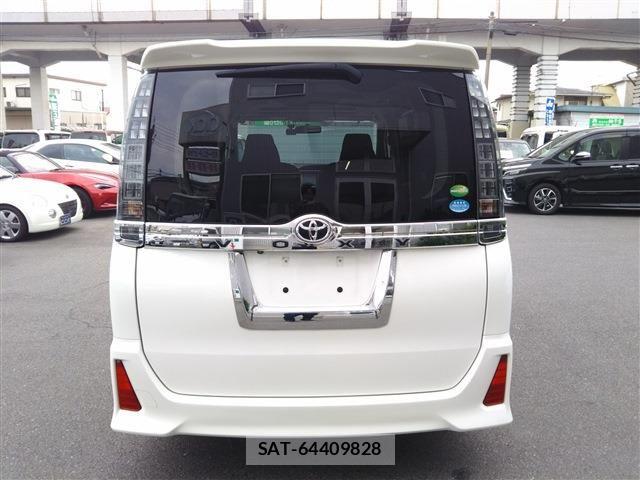 Toyota VOXY 2014-07 7621229-4