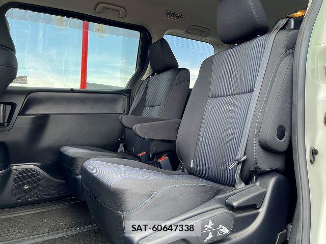 Toyota VOXY 2015-04 7621203-12