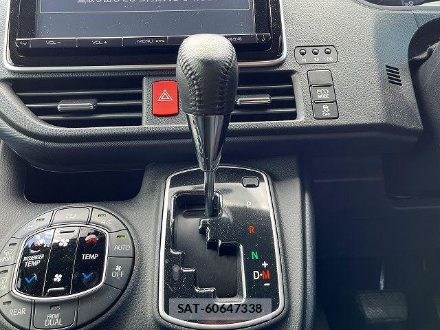 Toyota VOXY 2015-04 7621203-19