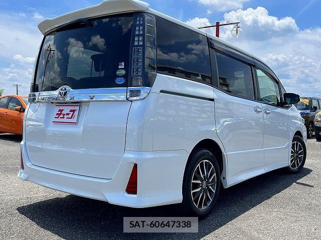 Toyota VOXY 2015-04 7621203-2