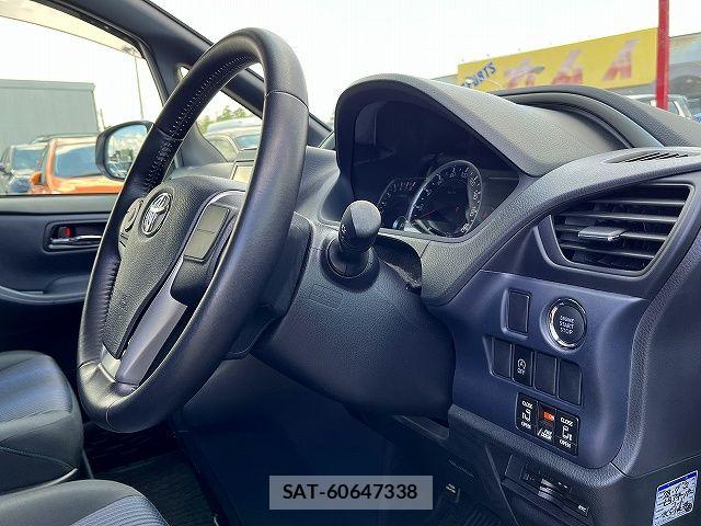 Toyota VOXY 2015-04 7621203-3