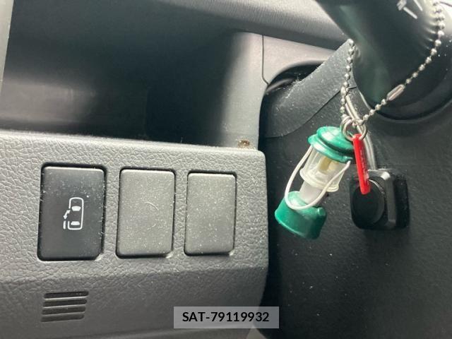 Toyota VOXY 2009-12 7621249-12