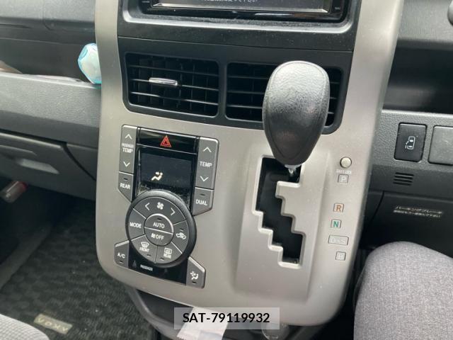 Toyota VOXY 2009-12 7621249-13