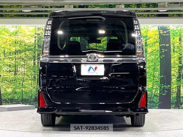 Toyota VOXY 2016-07 7621235-14