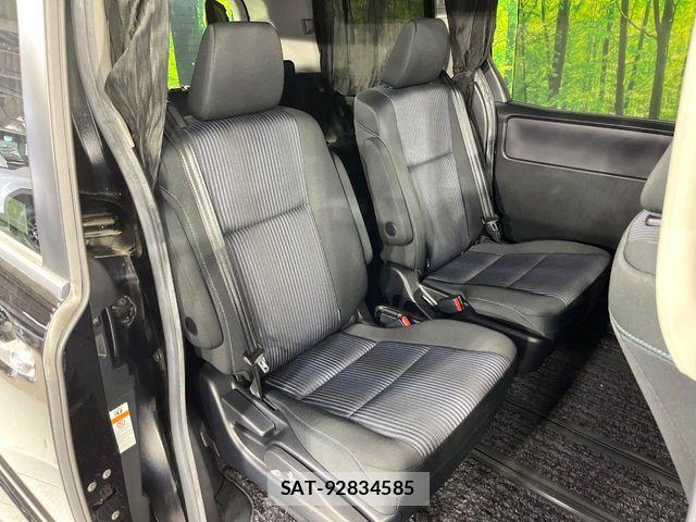 Toyota VOXY 2016-07 7621235-8