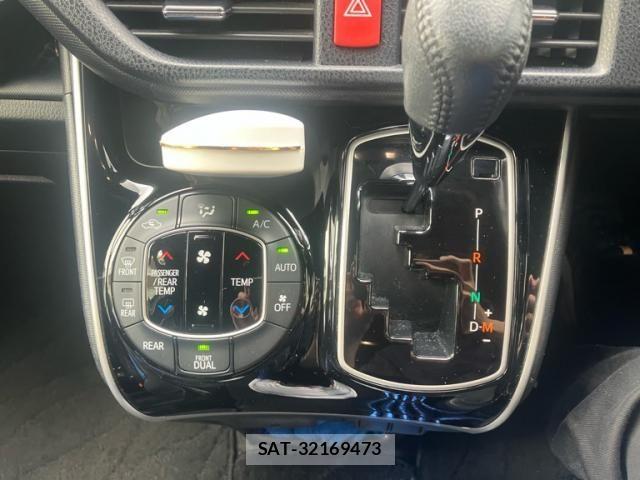 Toyota VOXY 2017-12 7621231-14