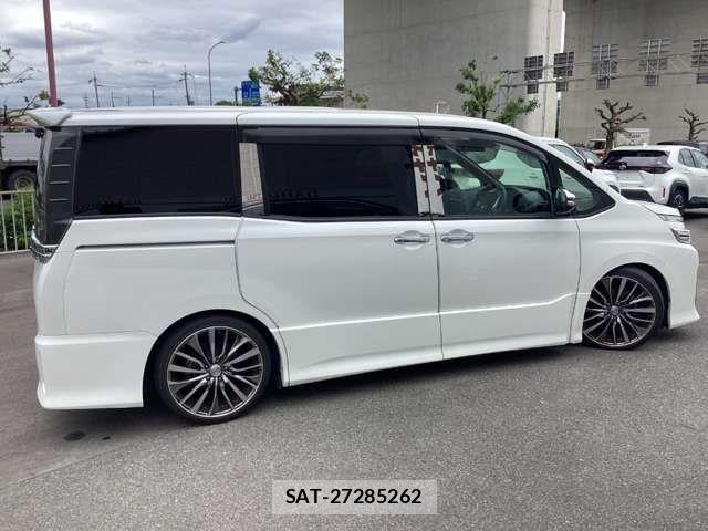Toyota VOXY 2016-04 7621208-11