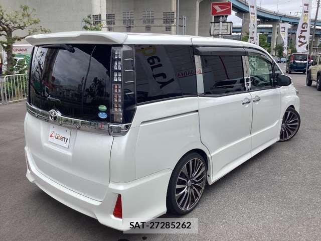 Toyota VOXY 2016-04 7621208-12