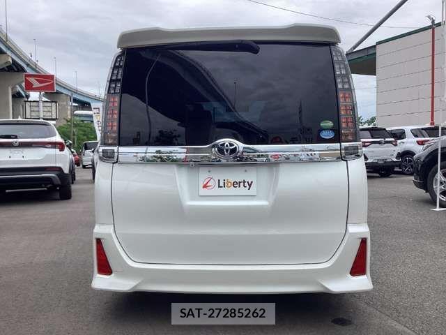 Toyota VOXY 2016-04 7621208-13