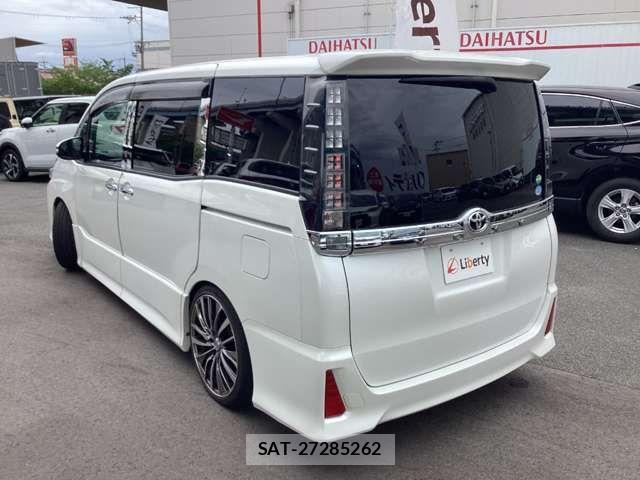 Toyota VOXY 2016-04 7621208-14