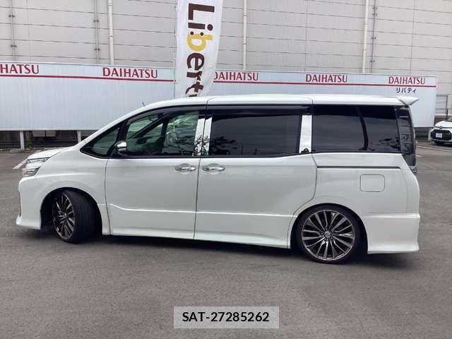 Toyota VOXY 2016-04 7621208-15