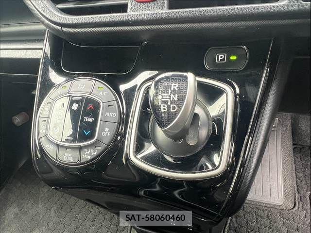 Toyota VOXY 2017-08 7621219-23