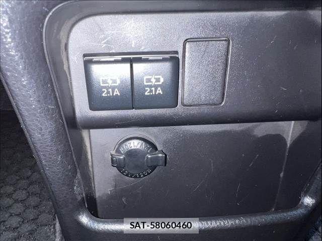 Toyota VOXY 2017-08 7621219-25